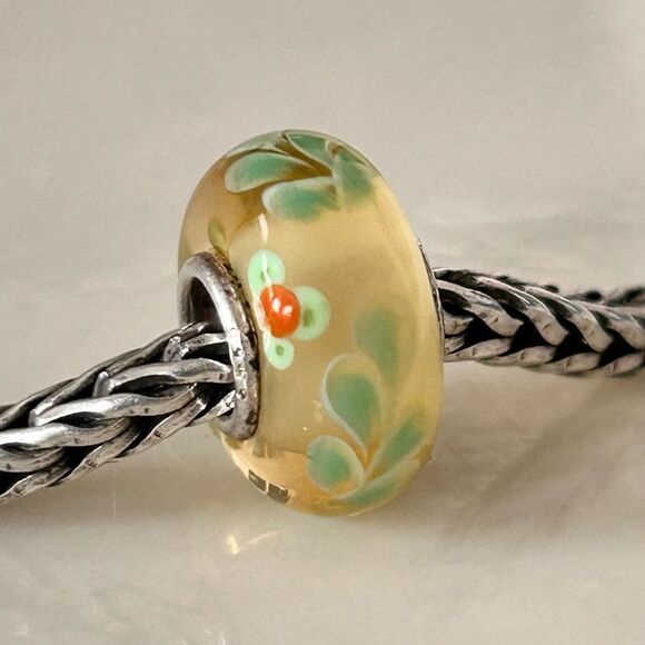 TROLLBEADS UU Light Yellow w Green & Red Flowers LAA 925S Preowned, Excellent - Picture 1 of 8